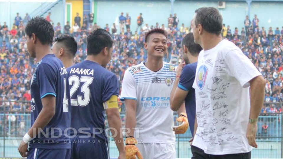 Kiper Arema Cronus, Kurnia Meiga terlihat tersenyum kepada pelatihnya, Milomir Seslija. Copyright: © Ian Setiawan/INDOSPORT